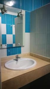 bagno con lavandino e specchio di Apartamentos Ferpa a Valle Gran Rey