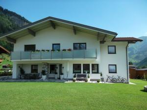 Casa con balcón y césped en Ferienwohnung Prantner, en Rauris