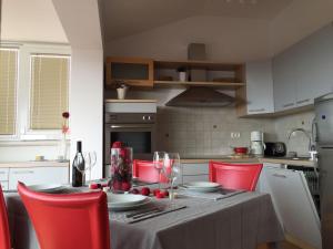 Een keuken of kitchenette bij Apartments Duga & Jedro
