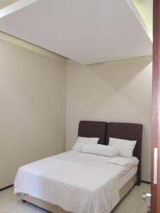 Postel nebo postele na pokoji v ubytování Jaya Homestay