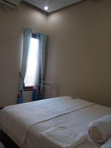 Postel nebo postele na pokoji v ubytování Jaya Homestay