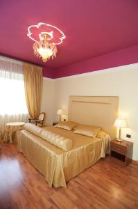 a bedroom with a large bed and a purple ceiling at Complesso Termale Vescine in Castelforte