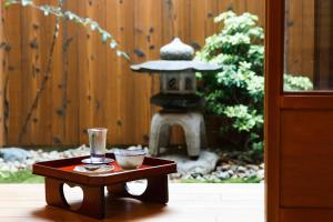 Kiyomizu Shukuba في كيوتو: طاولة صغيرة عليها مشروب وشمعة