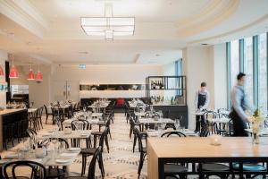 墨尔本科林斯诺富特酒店餐厅或其他用餐的地方