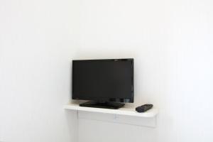 倉敷市にある倉敷グローバルホテルの白い棚に座った薄型テレビ