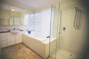 Un baño con bañera, lavabo y ducha. en Rayville Boat Houses, en Apollo Bay 69 fotos más