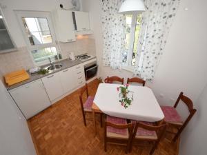 مطبخ أو مطبخ صغير في Apartments Lastavica