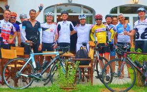 a group of cyclists posing for a picture with their bikes at Hôtel de l'Ours in Arette