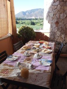 un tavolo con cibo e vista di La Pavoncella a Villaputzu
