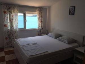 1 dormitorio con 1 cama grande y ventana en Beach house Petar&Eli, en Marina