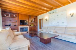 マナコルにあるFinca Short De Conies 2の白いソファと木製の天井が備わるリビングルーム