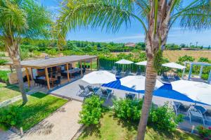 een uitzicht over een resort met parasols en een zwembad bij Finca Short De Conies 2 in Manacor