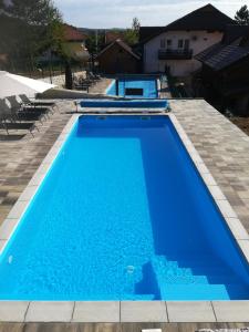 basen z błękitną wodą na dziedzińcu w obiekcie Apartments Kristic w mieście Grabovac