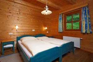 Un pat sau paturi într-o cameră la ÖKO Feriendorf Schlierbach