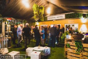 un grupo de personas de pie en una habitación con una multitud en The Federal Boutique Hotel en Fremantle