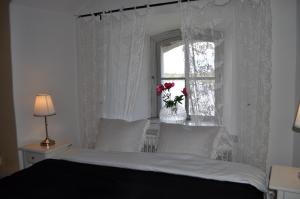 Postel nebo postele na pokoji v ubytování Kastellet Bed & Breakfast