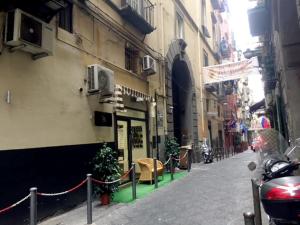 una via cittadina con un edificio di CaToledo a Napoli