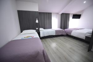 Ένα ή περισσότερα κρεβάτια σε δωμάτιο στο Rose Garden Hotel