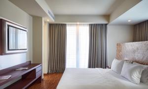 Cama o camas de una habitación en The Sintesa Jimbaran Bali