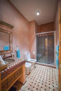 ein Bad mit einer Dusche, einem WC und einem Waschbecken in der Unterkunft Riad Dar Saidi in Rabat