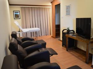 TV a/nebo společenská místnost v ubytování Kasih Sayang Hill Resort
