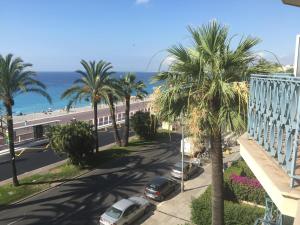 ニースにあるFlorida - Promenade des Anglaisのヤシの木と海の景色を望む