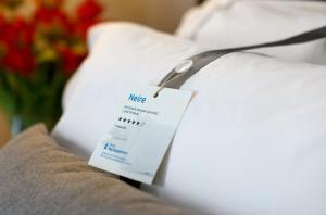 a bed with pillows and a note on it at Hotel Val Convention in Nigrán