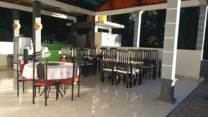 BajawaにあるBajawa-Roo Hotelの椅子とテーブル、テーブルと椅子のレストランを併設しています。