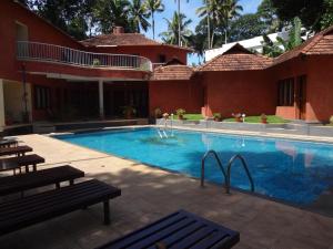 Bazén v ubytování Deshadan Cliff & Beach Resort,Varkala nebo v jeho okolí