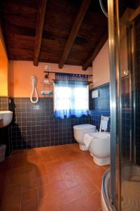 ein Badezimmer mit 2 WCs und einem Waschbecken in der Unterkunft Il Nido nella Bionda in Brugnato