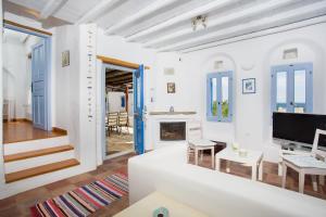 salon z białą kanapą i kominkiem w obiekcie Villa Yviskos Traditional Home w mieście Chrissi Akti