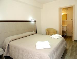 ラ・カレッタにあるLa Stradettaのベッドルーム1室(ベッド1台、タオル2枚付)
