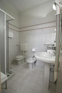 uma casa de banho branca com um WC e um lavatório em Locanda Borgonuovo em Ferrara