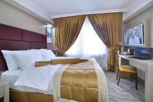 Un pat sau paturi într-o cameră la New Marathon Hotel