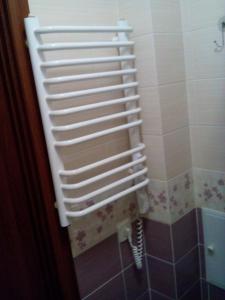 y baño con ducha por una escalera blanca. en Skovoroda apartment, en Leópolis