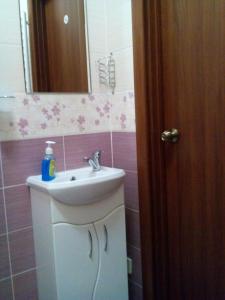 y baño con lavabo y espejo. en Skovoroda apartment, en Leópolis