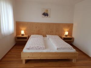 Säng eller sängar i ett rum på Ferienwohnungen Schlosshäusl