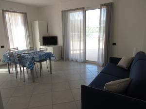 - un salon avec une table et un canapé bleu dans l'établissement Bludamare, à Albenga