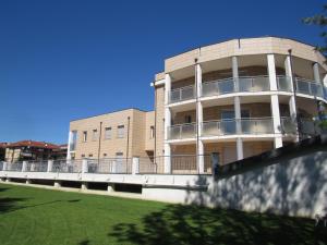 - un bâtiment avec un balcon sur le côté dans l'établissement Bludamare, à Albenga