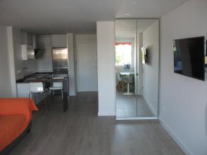 Playa de San Juan Apartmentにあるキッチンまたは簡易キッチン