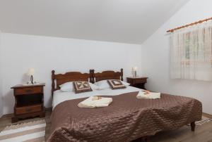 a bedroom with a bed with two towels on it at Apartment Kod Jadranke in Šipanska Luka