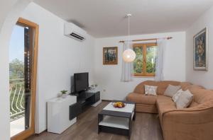 a living room with a couch and a tv at Apartment Kod Jadranke in Šipanska Luka
