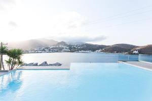 uma piscina com vista para uma massa de água em Seabreeze Hotel Ios em Ios Chora