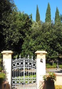 A garden outside Poggio Imperiale Apartments