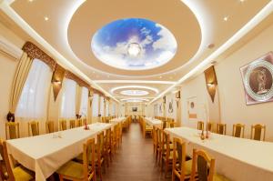 a row of tables in a restaurant with a circular ceiling at Maraton in Lubenia