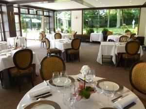 Restoran või mõni muu söögikoht majutusasutuses Hostellerie Du Royal Lieu