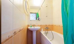 Ванная комната в Busines Brusnika Apartment on Nagornaya