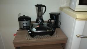 einem schwarzen Mixer auf einem Tisch in der Unterkunft Aldeia das Águas Barrakana flats in Nossa Senhora das Dores