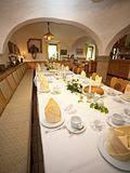 un lungo tavolo in un ristorante con ripiano bianco di Berghof Lichtenhain a Lichtenhain