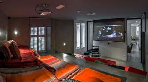 马德里Safestay Madrid Central的带沙发和电视的客厅
